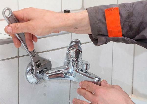 Installare il rubinetto del lavandino: Montare il rubinetto al lavandino, la connessione alla rete idrica, di fornire collegamento flessibile