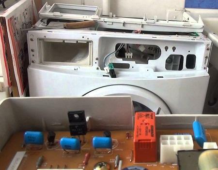 Alle onderdelen van de wasmachine te repareren kan worden gekocht in een speciaalzaak of op het internet