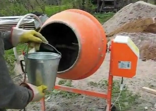 Rellenar con agua en un mezclador de concreto