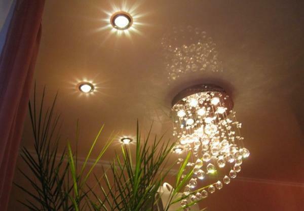 Installation de l'éclairage au plafond dans la chambre 4 m de haut fixer l'ampoule, comment accrocher et installer la pièce jointe, comment faire ressortir leurs propres mains