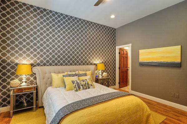 Siva pozadina u spavaćoj sobi je prikladno koristiti u slučaju kada površina sobe je dovoljno velika