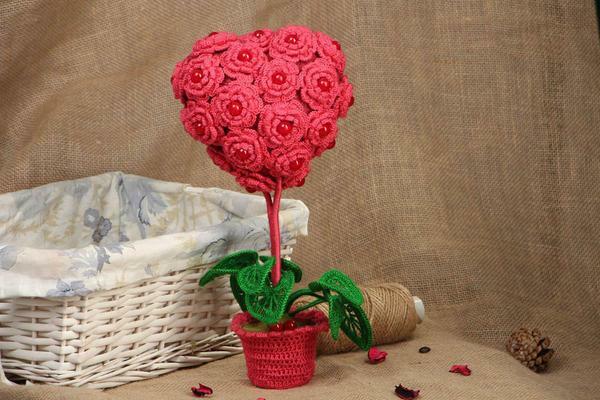 Een geweldig cadeau voor je vriendin zal rode topiary in de vorm van hart