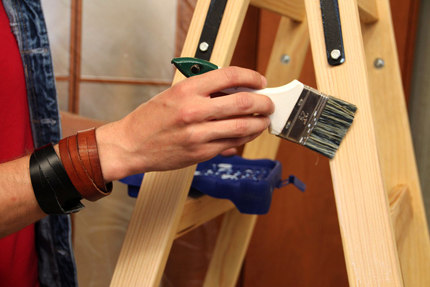 Na ochranu dreva používajú rebríky moridlo, farbu, sušiaci olej a ďalšie antiseptické impregnácie 