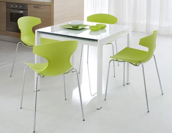 Objed stolove i stolice za kuhinju iz IKEA trgovine