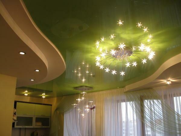Pre lesklý stretch stropu je vynikajúcou voľbou kombinácia reflektorov po obvode a lustre v strede miestnosti