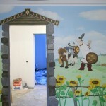 Seinämaalauksen lastenhuoneessa