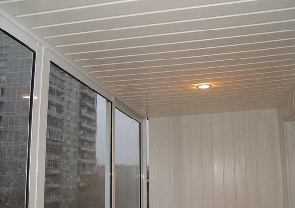 Műanyag panelek a legjobb anyag befejező a mennyezet egy erkélyen