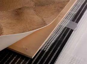 Impostare un pavimento caldo sotto la pellicola di tipo linoleum è semplice e non ci vuole molto tempo