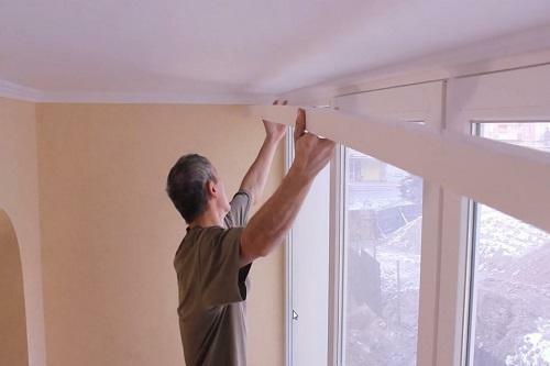 The installation of the ceiling cornice is not particularly difficult and can be done by any homeowner