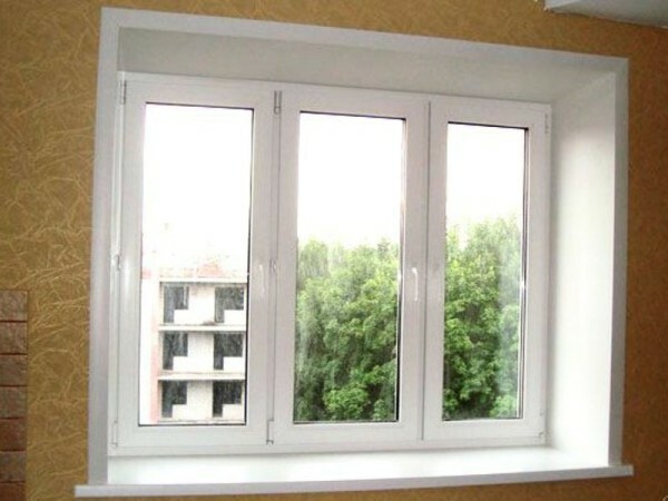 Ein Beispiel für eine moderne Dekoration der Fensteröffnung