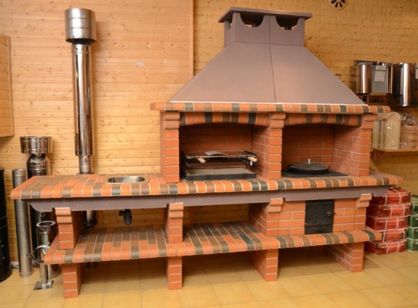 Bakstenen oven barbecue combineert de functies van een volledige zomer keuken.