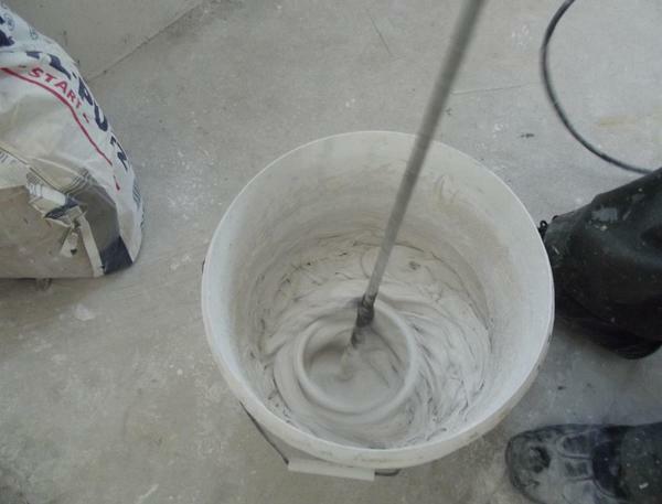 Mix the putty mixture correctly so that its consistency is homogeneous and without lumps
