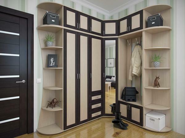 Muitas vezes em um pequeno móveis corredor tem um ângulo que lhe permite economizar espaço e visualmente expandi-lo