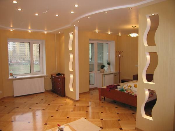 Už kambario zonavimas gipso pertvarų: nuotrauka yra padalintas į miegamojo ir gyvenamojo kambario su dekoratyvine
