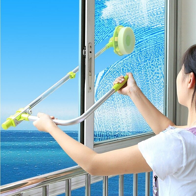 Palju mugavam on aknaid rõdul puhastada pika käepidemega harjaga.