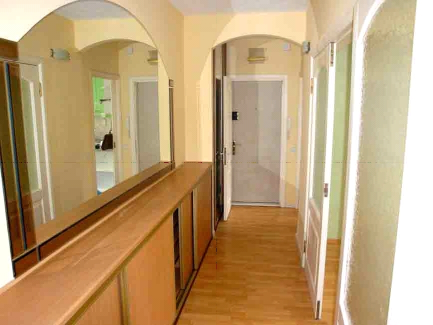 Modern repair and design of the narrow hallway: finishing its longest side and corridor