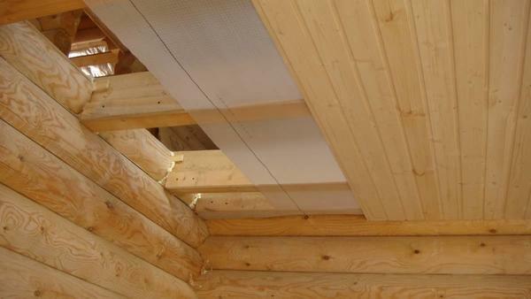Cada tipo de barrera de vapor está diseñado para ciertas características de techo de madera