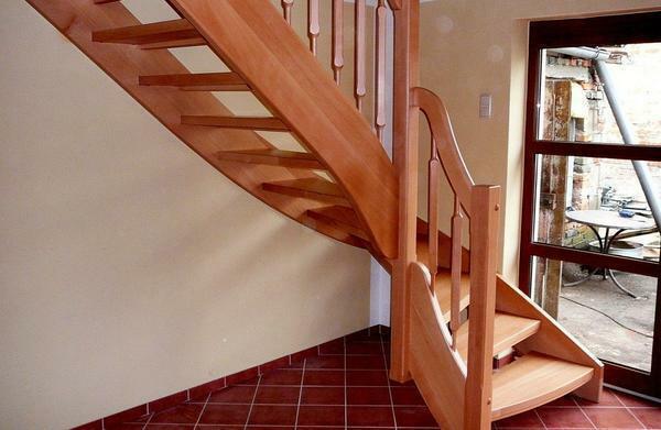 Drewniane schody dobrze pasują zarówno klasyczne i nowoczesne wnętrza