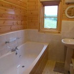 El diseño del cuarto de baño en una casa de campo
