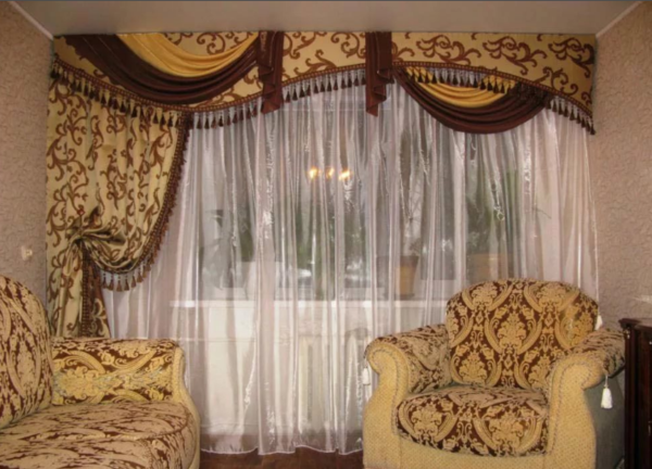 Para coser las cortinas en la sala de estar, hay que tener en cuenta el tamaño de la habitación