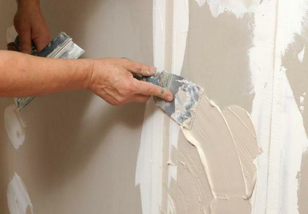 Con el fin de aplicar correctamente el yeso en la pared, se necesitan dos espátula diferentes