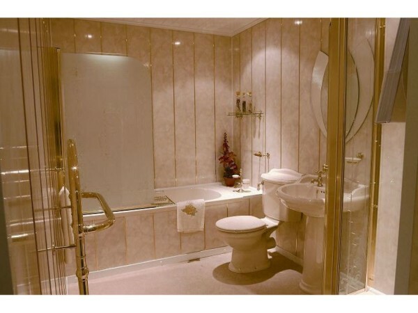 El diseño original de la bañera con paneles de plástico en las paredes