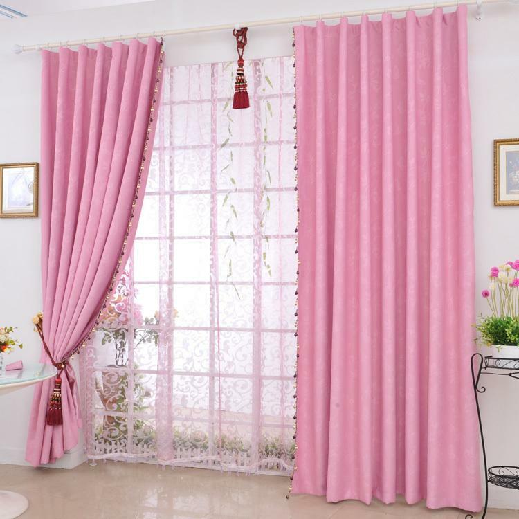 Pink gardiner: fotografiet i det indre af et soveværelse i lyse farver, bleg pink blomstret billeder og beskidt lyserød gardin