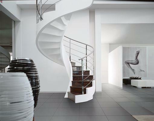 Stilīgs dizains, lai papildinātu modernus numurus var būt betona spirālveida kāpnes
