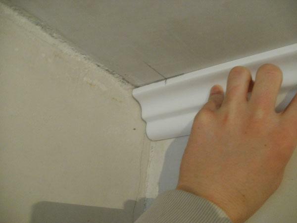 Thanks to the ceiling skirting boards, the repair in the room takes on a complete look