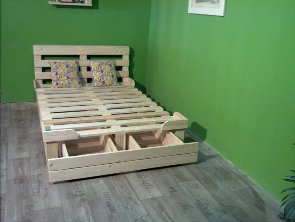 krevet od paleta s ladicama ispod