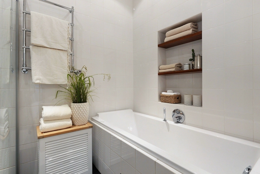 Vgrajene police prihranijo prostor v kopalnici in so zelo praktične