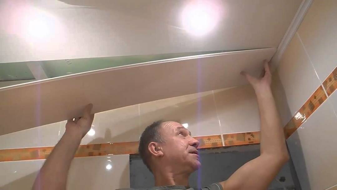 I soffitti in bagno: un rack e altre strutture, istruzioni dettagliate, video e foto