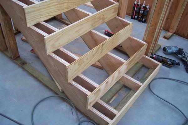 Aby zbudować drewniane schody prawidłowo, konieczne jest, aby wypełnić swoją wstępną rysunek