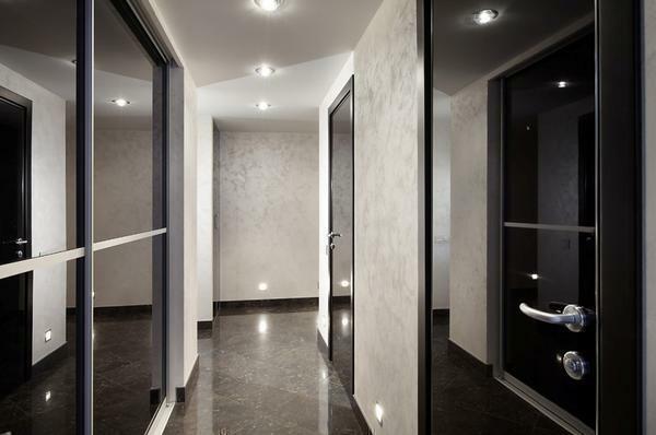 Wnętrze urządzone nasz ciemny korytarz drzwi i podłogi, należy zwrócić szczególną uwagę na oświetlenie