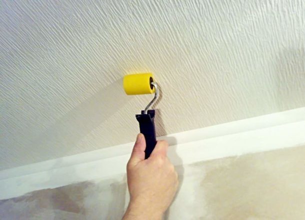 Ako nalepiť vinyl tapety na strop