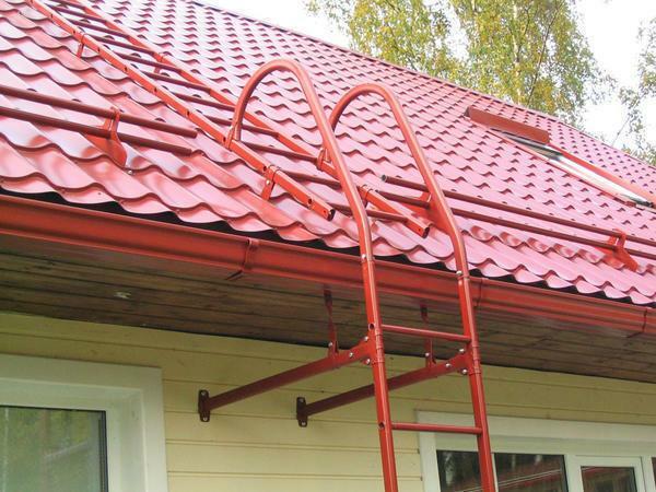 Katuseplaadid: paigaldamiseks metallist katuse, Metallprofil, metallist käed, lahkuda ja töötada