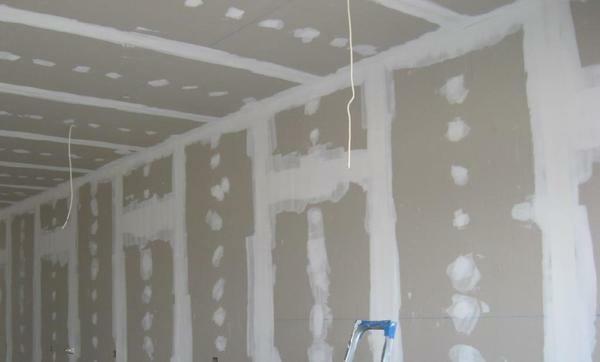 Tillämpning av en bra primer på ett plåster yta, vilket gör att bara hänga tapeter, spackling väggar utan föregående