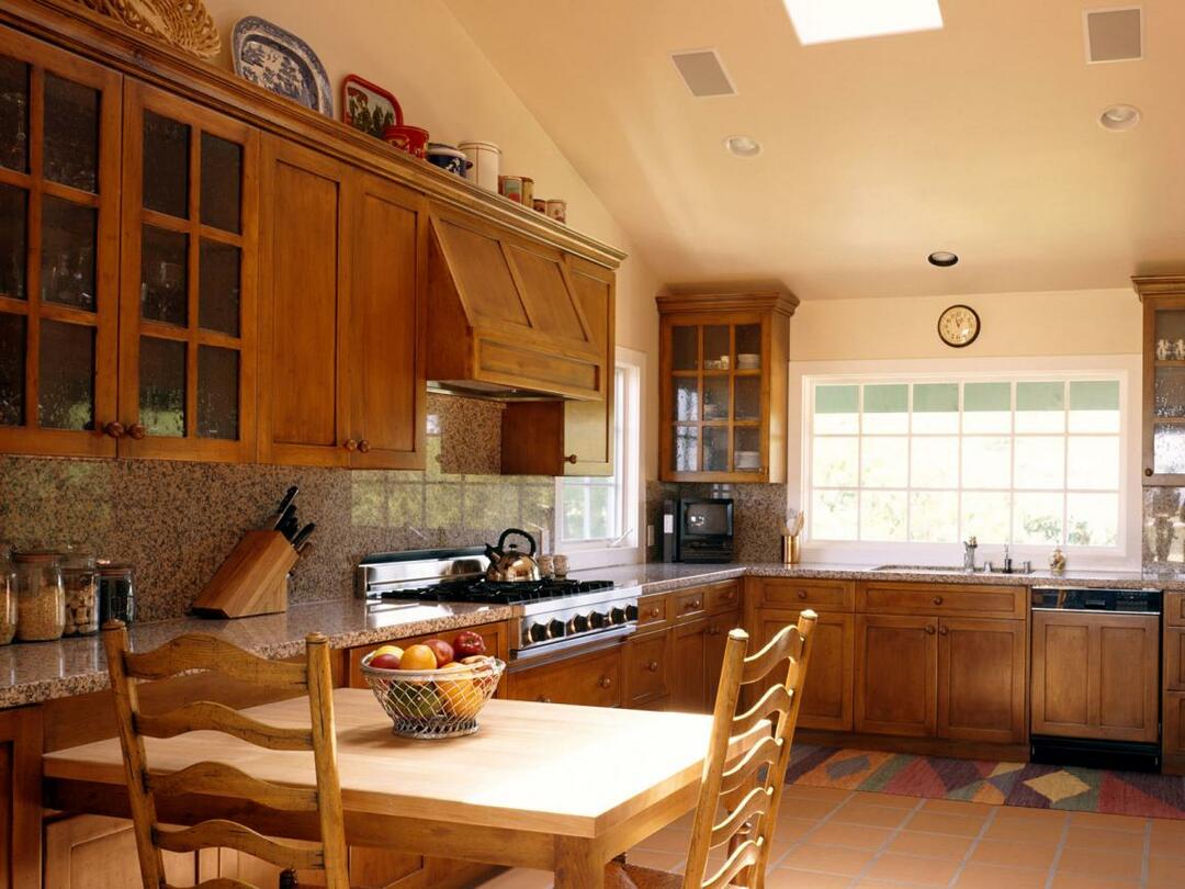 Kuchyně interiér v dřevěném domě: wild stone clearance v ruském stylu dřeva