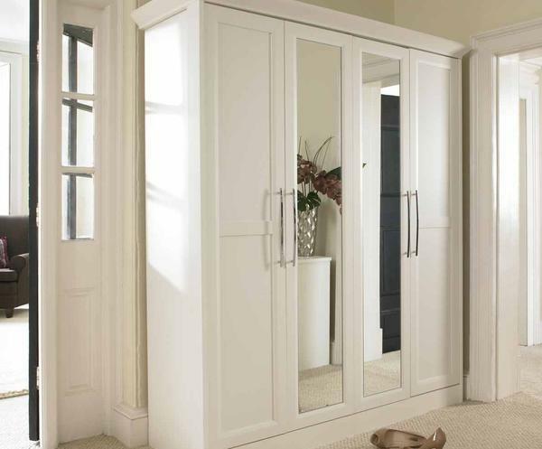 Putih lemari terlihat baik dalam aula, dibuat dalam gaya Provence