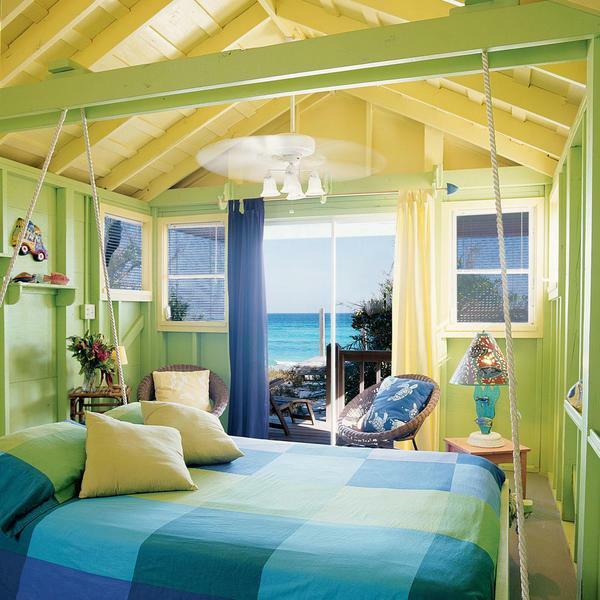 Kék függöny: sötétkék, és a belső, egy fotót egy kanapé a nappaliban, a függöny a hálószoba és a design színben
