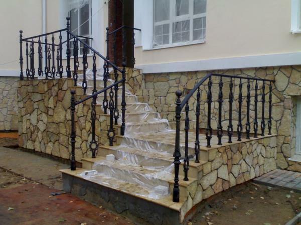Kroky pre vonkajšie schody: gumový poťah na vonkajšej strane, podložky eko povolený počet stupňov