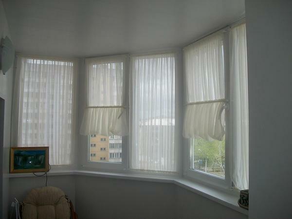 cortinas montagem diretamente para a moldura da janela salva um monte de espaço