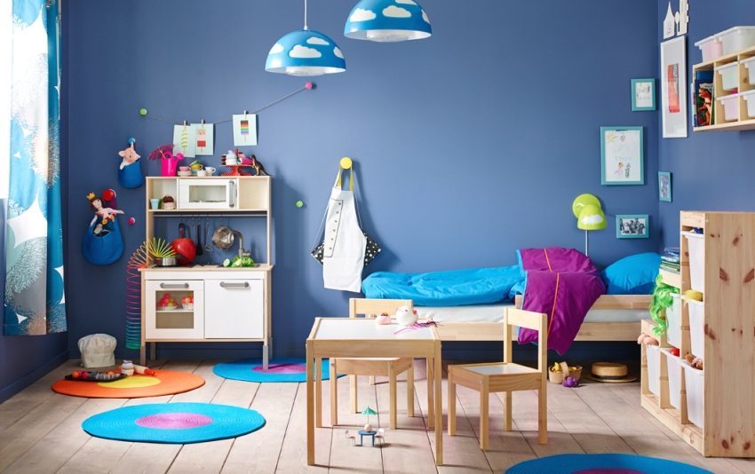 Heldere blauwe muren in het ontwerp van de kamer van een kind