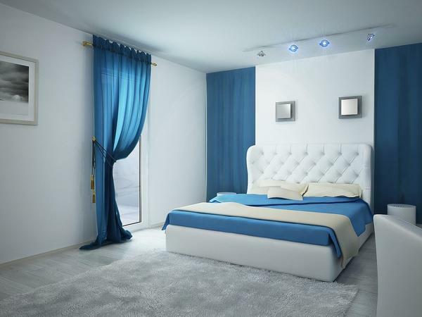 Keď urobíte spálne v modrej farbe, je potrebné venovať osobitnú pozornosť textilu