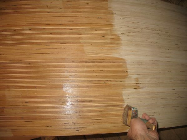 Pengeringan minyak memberikan permukaan kayu sifat hidrofobik dan mencegah membusuk.