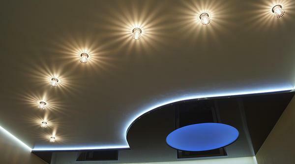 Plafond suspendu avec éclairage: photo, ciel avec impression LED à l'intérieur