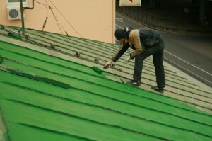 Reparatie van het dak van golfkarton