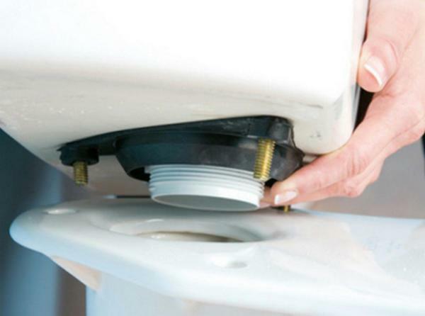 Pour réparer une fuite entre le réservoir et les toilettes, il est nécessaire de maintenir les joints de remplacement