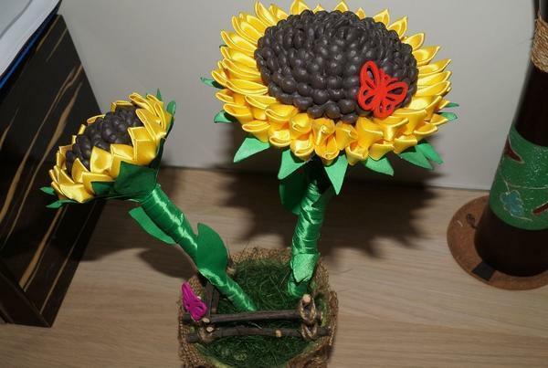 Met behulp van satijnen linten van gele en groene kleuren, kunt u een origineel topiary in de vorm van een zonnebloem te creëren