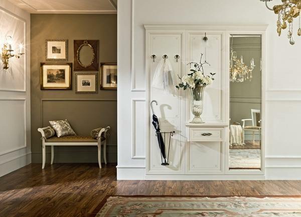 Hal meubilair in klassieke stijl: de console en het kabinet, foto gang coupe Italië, kroonluchter, solide, licht en wit interieur